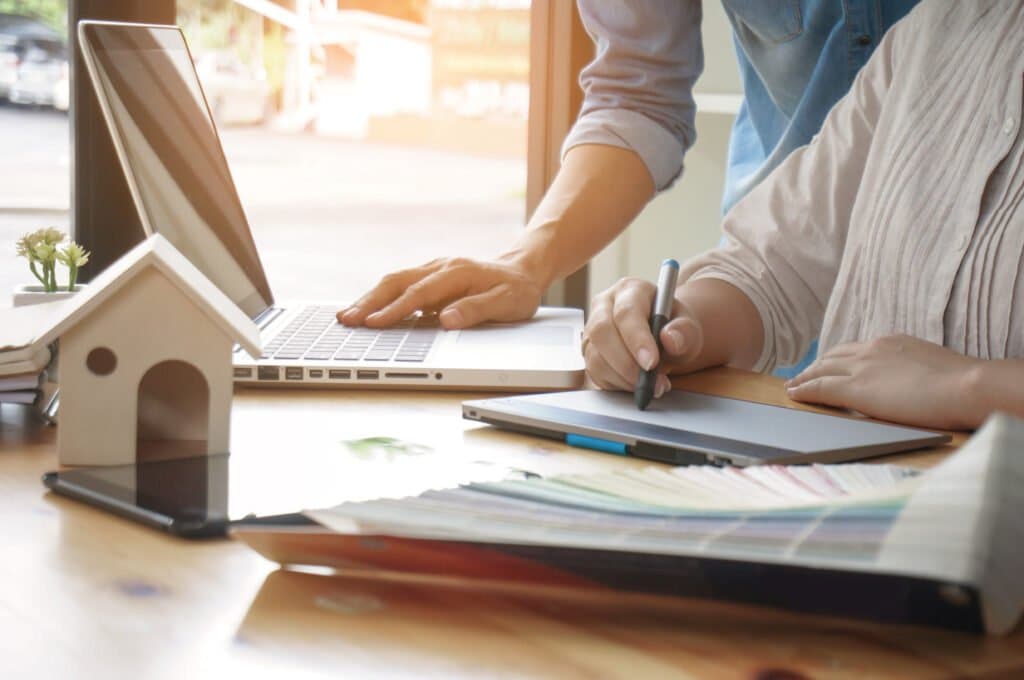 Hausverwaltung plant Sicherheitsmaßnahmen am Tisch.